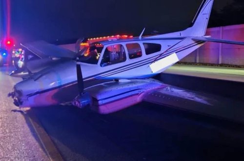 Təyyarə magistral yolda maşınla toqquşdu - Anbaan görüntülər