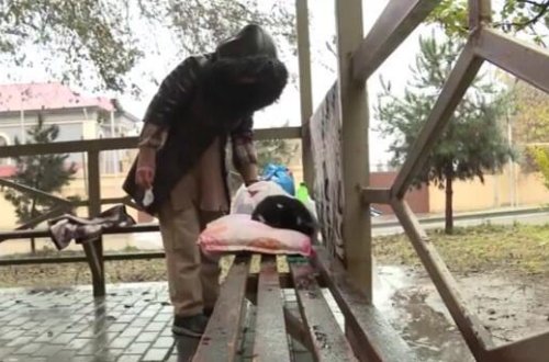 Bacısı evinin açarını əlindən alıb, 3 aydır evə qoymur - Zirzəmidə yaşayır... - VİDEO