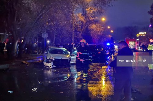 Bakıda qəzaya uğrayan avtomobil qaz borusuna çırpılıb