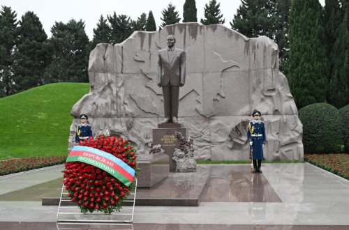 İlham Əliyev və Mehriban Əliyeva Ümummilli Lider Heydər Əliyevin məzarını ziyarət ediblər