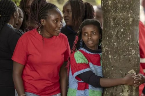 72 saat ağacı qucaqlayıb, dünya rekordu qırdı