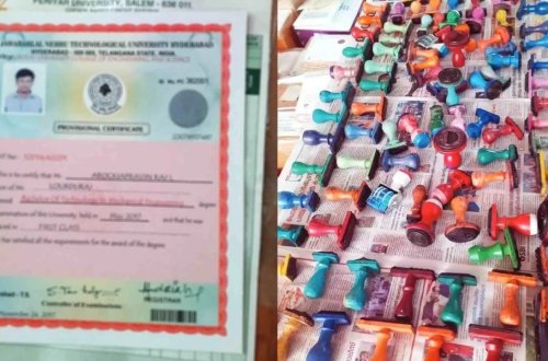 Hindistanda saxta diplom qalmaqalı: Bir milyon insana satılıb iddiası