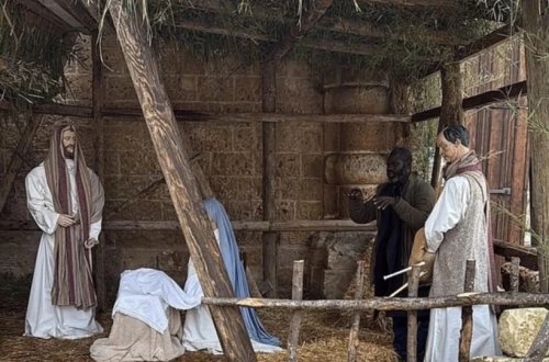 Özünü heykəl kimi aparıb polisdən qaçmağa çalışdı