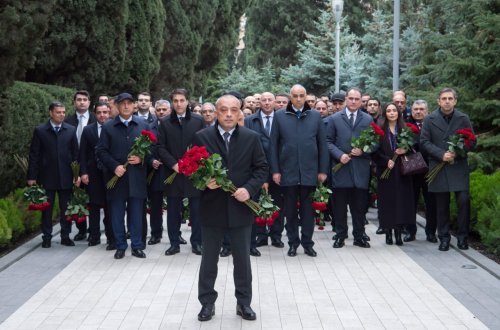 ADSEA kollektivi Fəxri xiyabanda Heydər Əliyevin xatirəsini andı