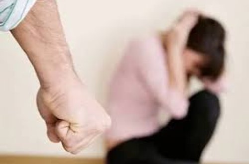 Astarada sərxoş kişi arvadını odun parçası ilə döydü