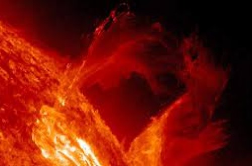 Alimlər Günəşdən böyük protuberansın ayrılması prosesini çəkiblər