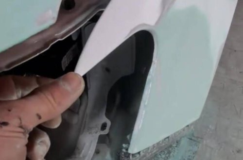 Çin maşınını təmir edən dəmirçi dəhşətə gəldi - Bir barmaqla əyilir - VİDEO