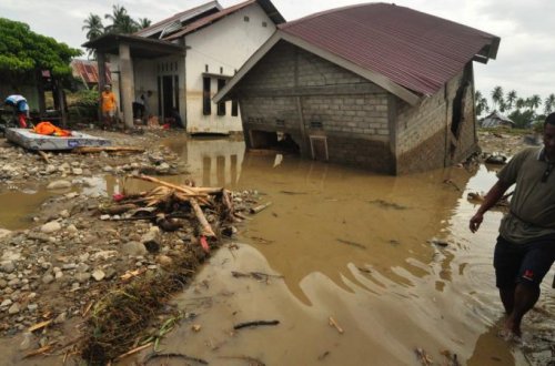İndoneziyada leysan yağışları nəticəsində ölənlərin sayı 1030-a çatıb