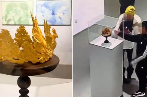 Sərgiyə gələn uşaq qiymətsiz tacı yerə saldırdı