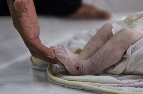 Qəzzada kəskin soyuqdan bir aylıq körpə ölüb