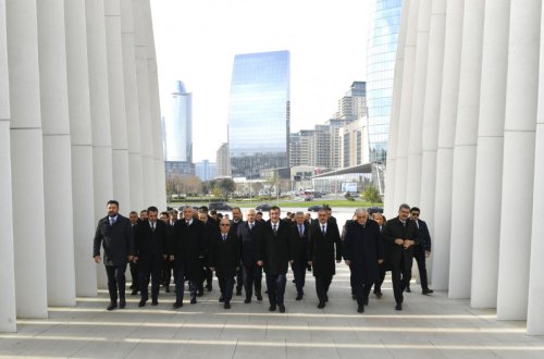 Cevdet Yılmaz Zəfər abidəsini ziyarət etdi - FOTO