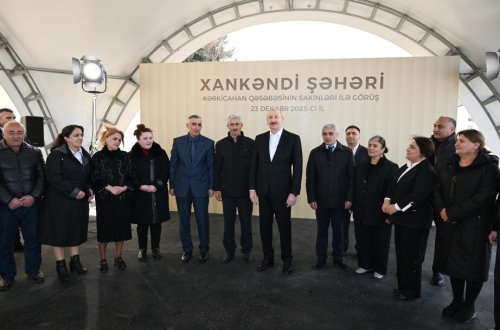 İlham Əliyev Kərkicahan qəsəbəsinə köçən sakinlərlə görüşüb