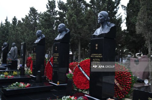 AZAL təyyarəsinin qəzaya uğramasının ildönümündə İkinci Fəxri xiyabanda məzarları ziyarət edilib - FOTO