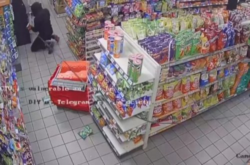 ABŞ-da ərzaq mağazasından bankomatı maşına bağlayıb qaçırdılar