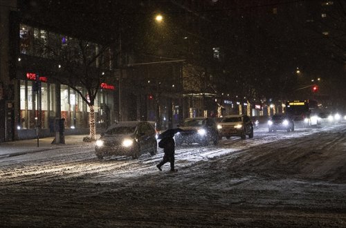 ABŞ-da yağan güclü qar nəqliyyatı dayandırıb və dağıntılara səbəb olub