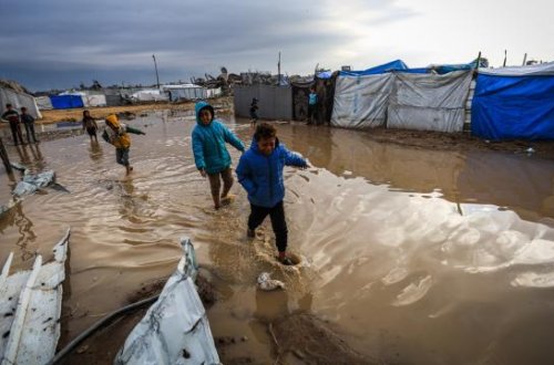 Qəzzada çadırları su altında qalıb