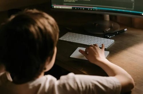 Uşaqlarda AI asılılığı: 11 yaşlı uşaq intihardan danışdı