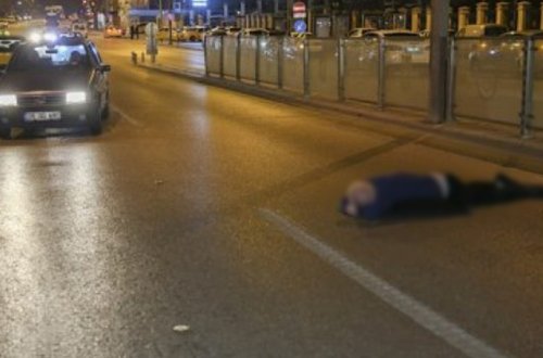 Bakıda maşın yolda uzanmış oğlanın üstündən keçdi