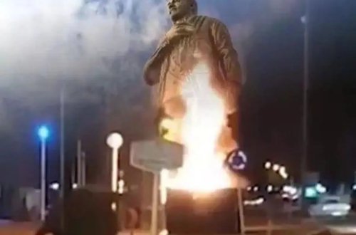 İranda Qasım Süleymaninin abidəsi yandırıldı - VİDEO