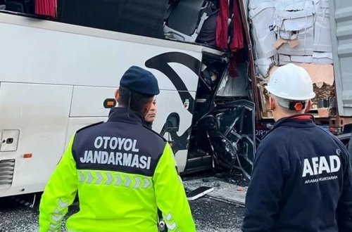 Qarsda avtobus yük maşınına çırpılıb, 9 nəfər xəsarət alıb