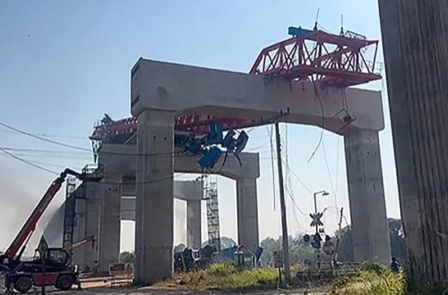 Taylandda hərəkət edən qatarın üzərinə kran düşdü