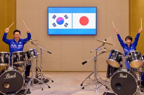 Dünya liderləri birlikdə nağara ifa etdilər