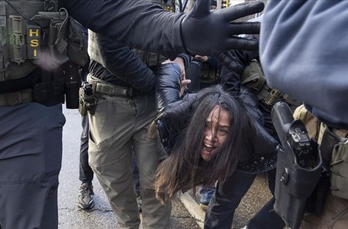 Minnesotada çoxlu sayda qaçqın saxlanılaraq Texasa göndərilib