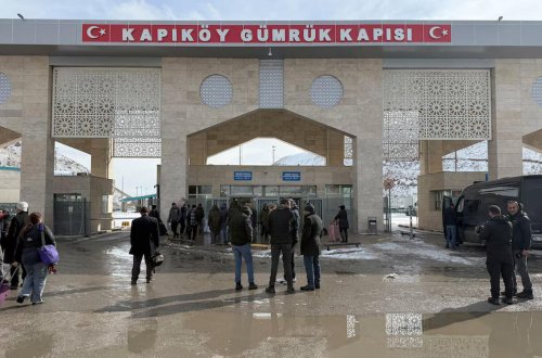 İranda internet və televiziya işləmir: Sərhəddə insan izdihamı