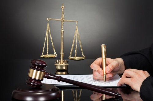 Məhkəmə hakimləri ilə bağlı qanunlarda dəyişikliklər TƏSDİQLƏNDİ