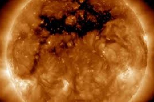 Günəşdə çox böyük ölçüdə tac dəliyi əmələ gəlib