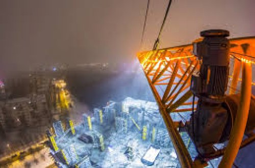 Rusiyada inanılmaz hadisə: Tikinti kranından yıxılan qadın sağ qaldı