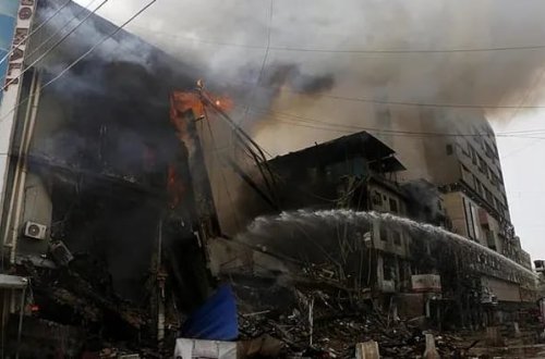 Pakistanda ticarət mərkəzində yanğın: 6 nəfər ölüb