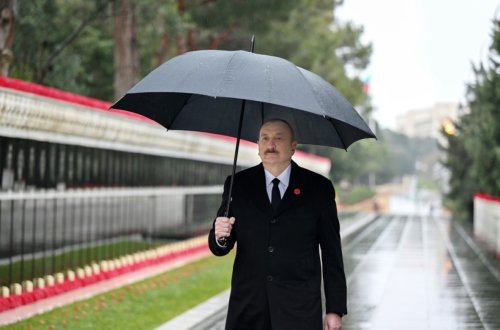 Prezident Şəhidlər xiyabanını ziyarətlə bağlı videoçarx paylaşdı