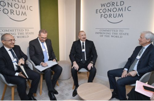 Prezident İlham Əliyev Davosda “J.P. Morgan” şirkətinin sədri və baş icraçı direktoru ilə görüşüb