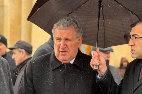 İsa Həbibbəyliyə çətir tutan şəxsin kimliyi bəlli oldu - FOTO