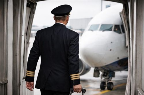 Keçmiş stüardessanın pilot paltarında yüzlərlə təyyarəyə pulsuz mindiyi üzə çıxıb