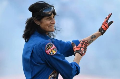 Rekord qıran astronavt təqaüdə çıxdı