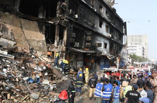 Pakistanda ticarət mərkəzində baş verən yanğında ölənlərin sayı 60-a çatıb