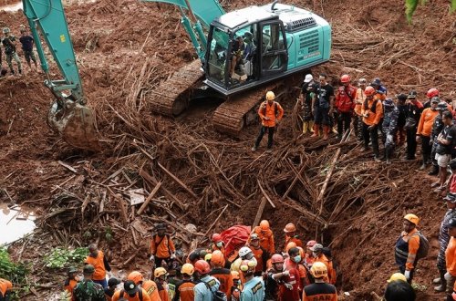 İndoneziyada torpaq sürüşməsi - 7 ölü, 80-dən çox itkin var
