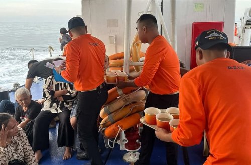 Filippində 359 nəfərin olduğu bərə batıb