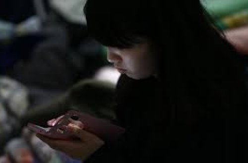 Fransada 15 yaşdan kiçik şəxslərin sosial mediaya girişi qadağan olunur