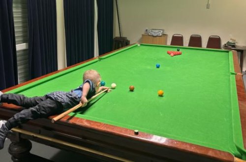 İki yaşlı uşaq bilyard şouları ilə iki Ginnes Rekordu qırıb