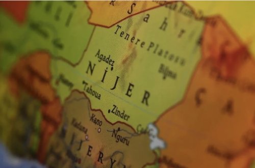 Niameydə hava limanı yaxınlığında partlayışlar: sərnişin təyyarəsi məcburi eniş etdi