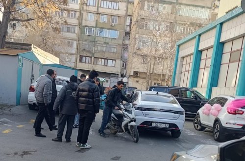 Nərimanovda motosiklet maşına çırpıldı