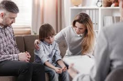 Həddindən artıq valideyn qayğısı uşağa zərər verir: Rusiyalı ekspert xəbərdarlıq edir