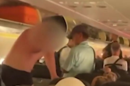 Sərnişin soyunub təyyarədən tullanmağa cəhd etdi - VİDEO