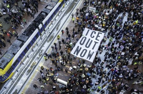 KİV: ABŞ-də minlərlə nümayişçi miqrasiya xidmətinə qarşı çıxıb