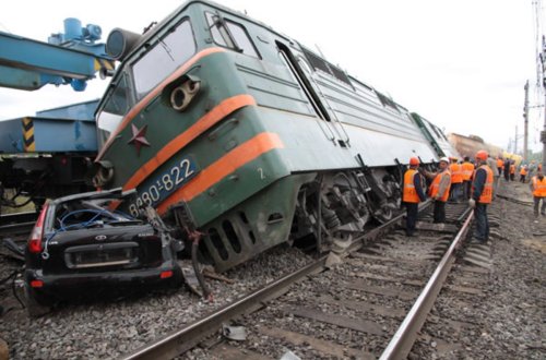 Xaçmazda avtomobil qatarla toqquşdu - Ölən var