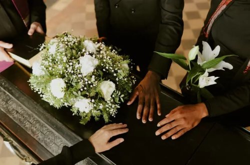 Dəfn işçisi şok ittihamla üzləşdi: Qızıl dişləri və qiymətli əşyaları oğurlayıb