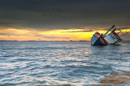 Qırmızı dənizdə mina partladı: 4 dənizçi həlak oldu